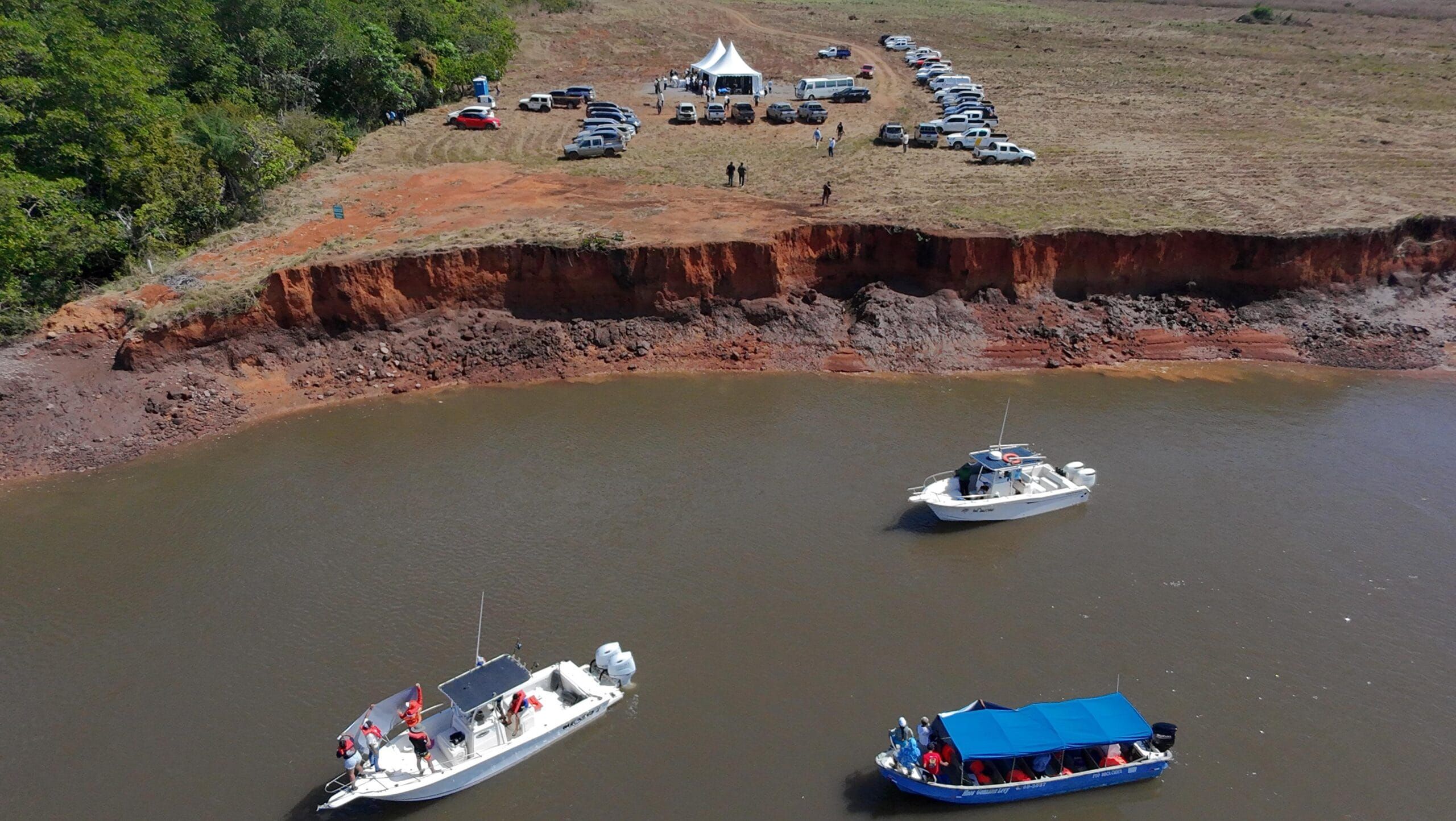 Environmentalists and local residents demonstrate against the launch of the Puerto Baru project in David.