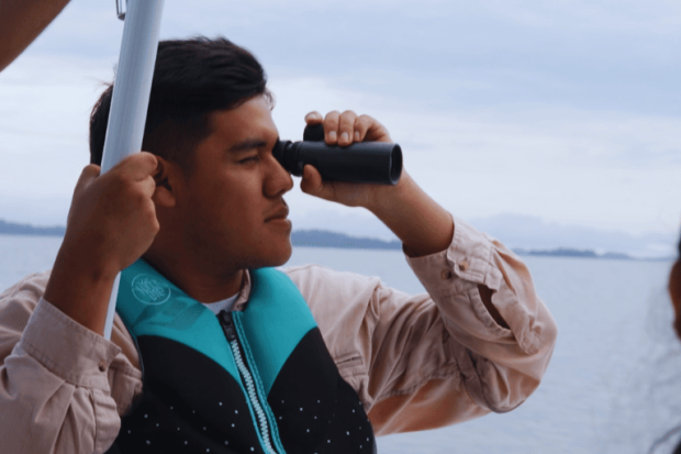Turistas y pobladores locales disfrutan de un día de playa en la prístina costa del Golfo de Chiriquí, actualmente amenazada por el proyecto Puerto Barú.